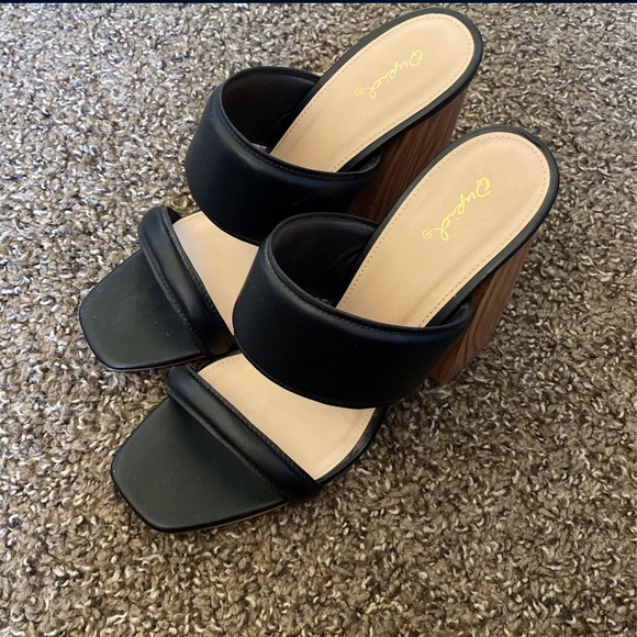 Strap Heels - Picture 1 of 4